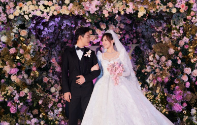 唐嫣罗晋婚礼现场如花海般梦幻，新娘露背婚纱暗藏设计！