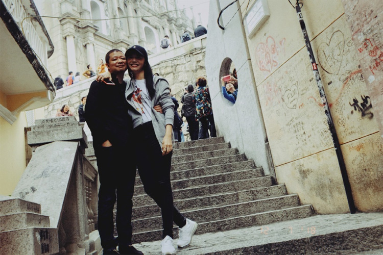 姚晨曹郁夫妇与员工澳门旅游,夫妻二人合照脸贴脸秀恩爱!